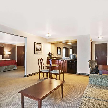 Hotel Ramada By Wyndham Tukwila Southcenter Extérieur photo