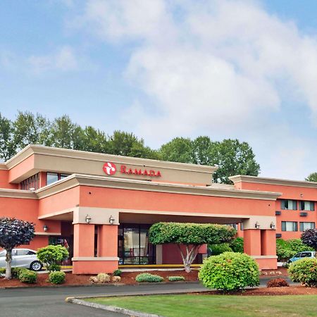Hotel Ramada By Wyndham Tukwila Southcenter Extérieur photo