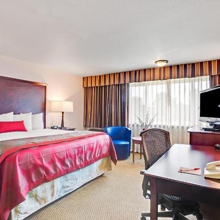 Hotel Ramada By Wyndham Tukwila Southcenter Extérieur photo