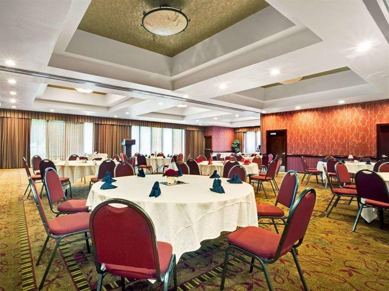 Hotel Ramada By Wyndham Tukwila Southcenter Extérieur photo