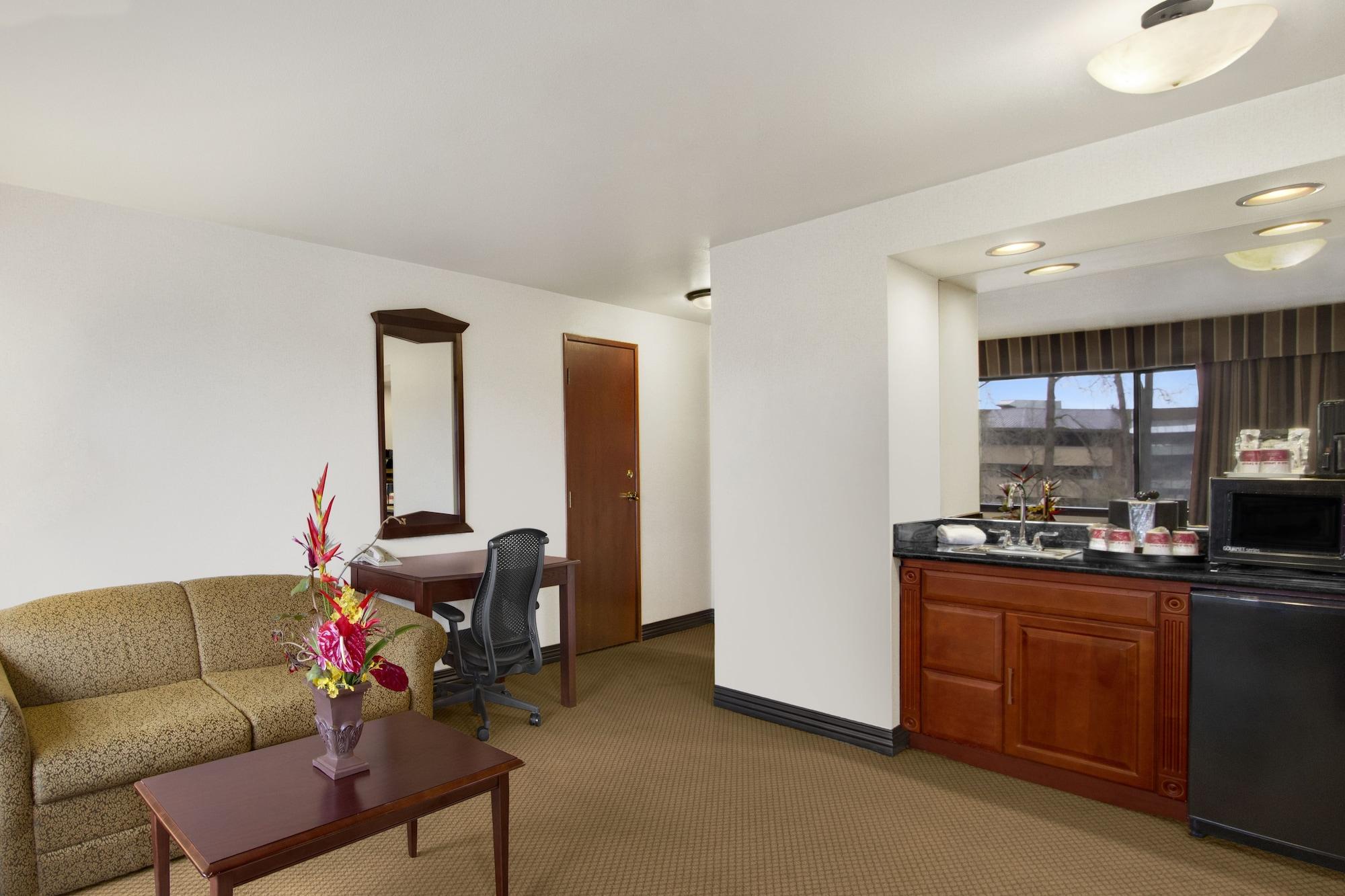 Hotel Ramada By Wyndham Tukwila Southcenter Extérieur photo