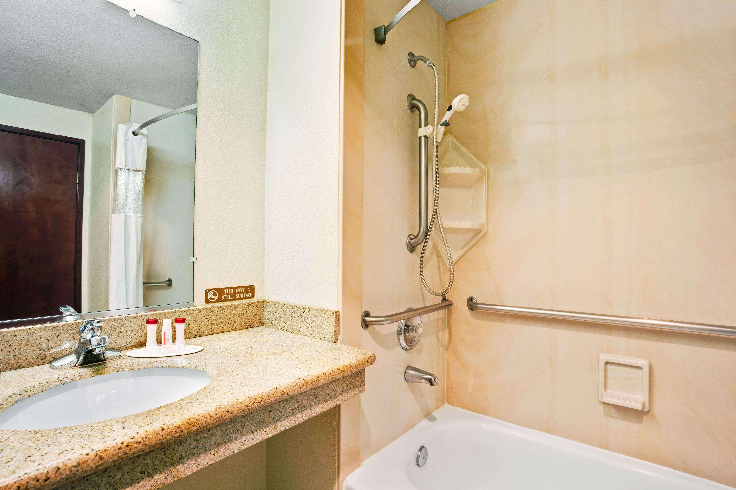 Hotel Ramada By Wyndham Tukwila Southcenter Extérieur photo