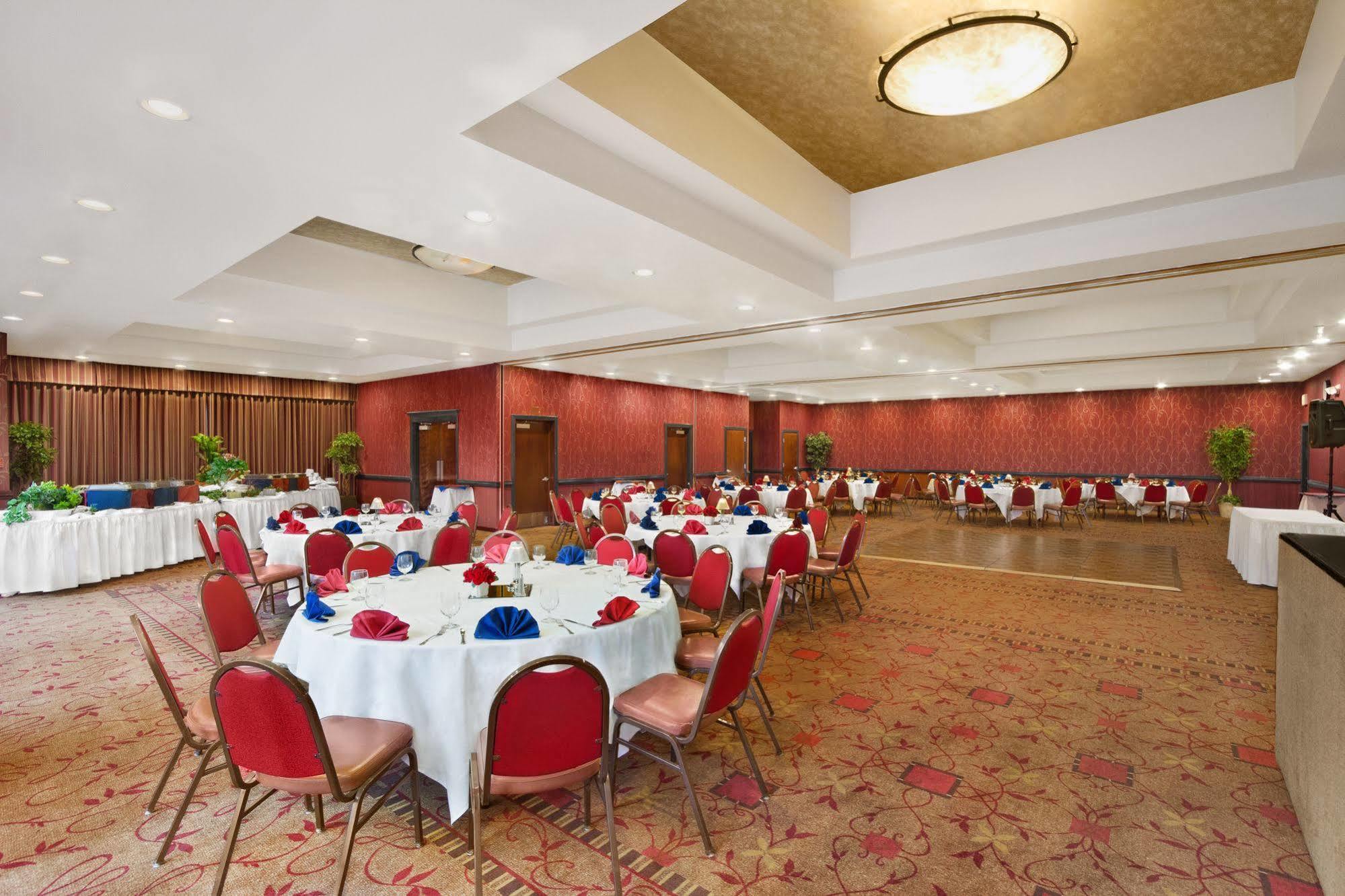 Hotel Ramada By Wyndham Tukwila Southcenter Extérieur photo